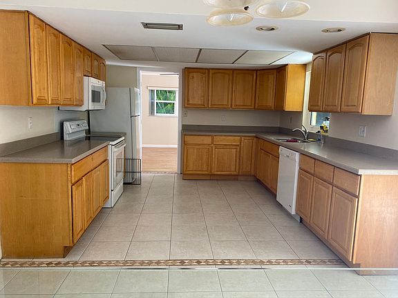 3rd image of 5015 Palmetto Dr