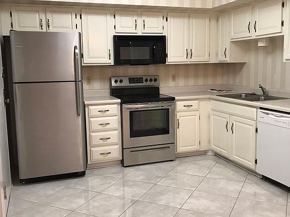 3rd image of 1750 Saint Charles Ave APT 305