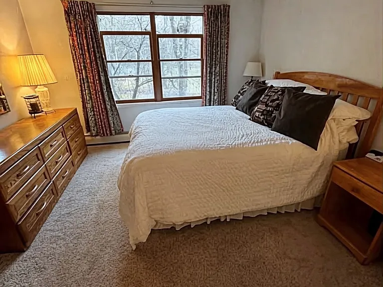 Master Suite (Queen Bed)
