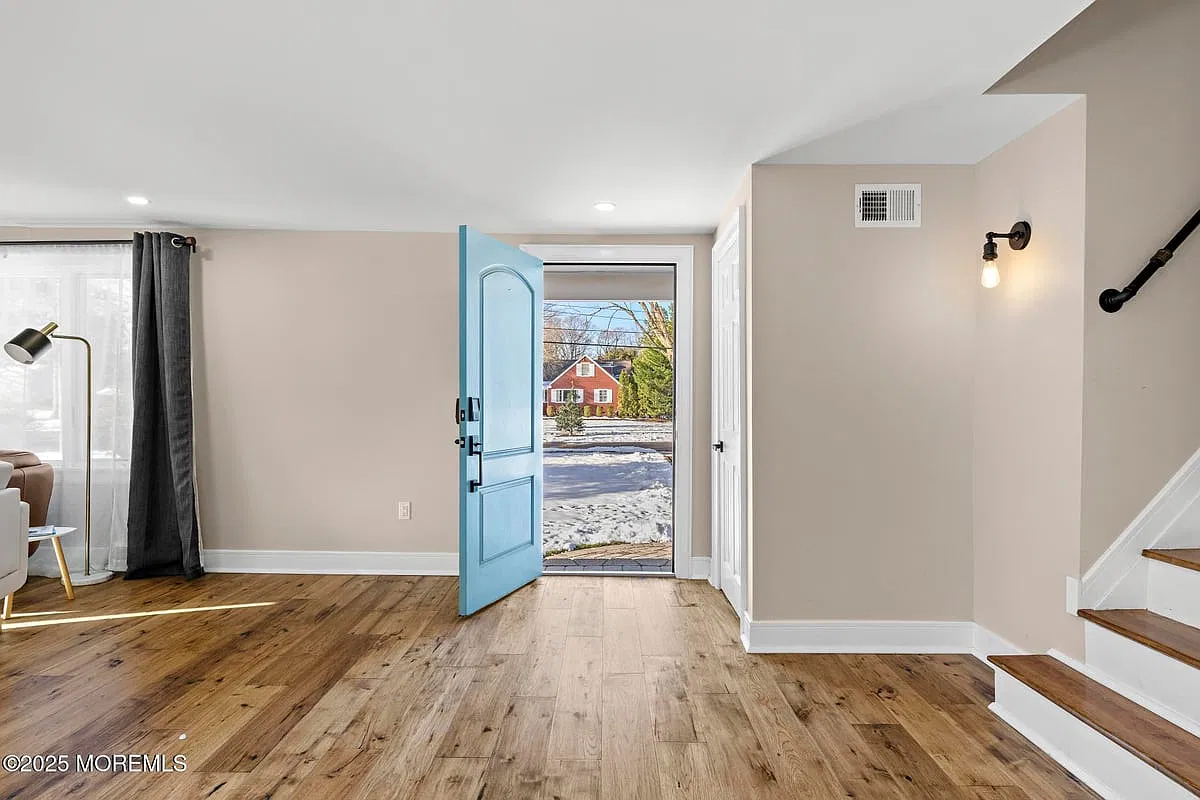 3 bed, 2.5 bath, 2421 sqft, $5,250 — Photo 2