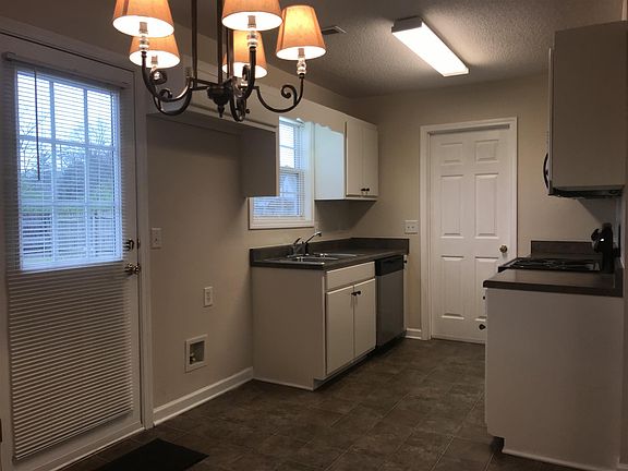 4th image of 105 Lorien Cir