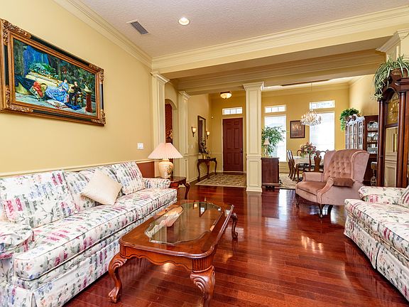 5th image of 301 Valverde Ln