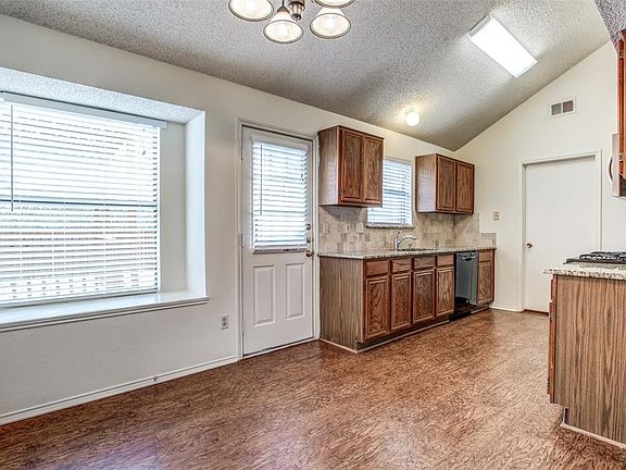 5th image of 733 Lake Bluff Dr
