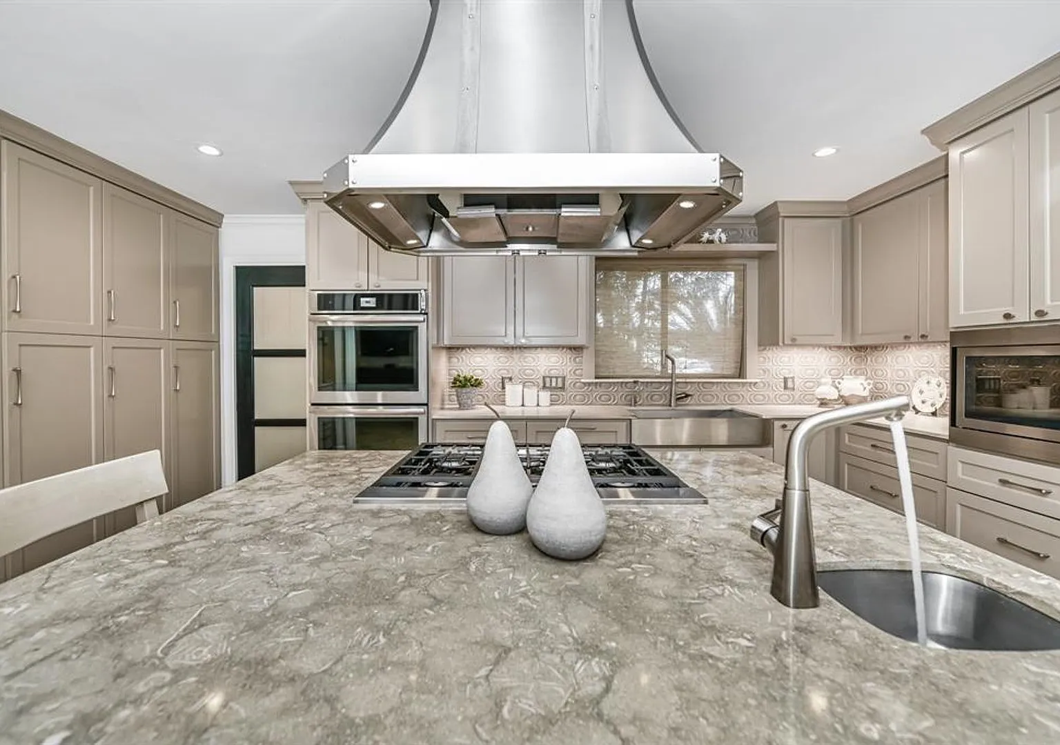 Gorgeous private home on 3 acres in Richmond. Enter through the gated access to your fully fenced... — Photo 4
