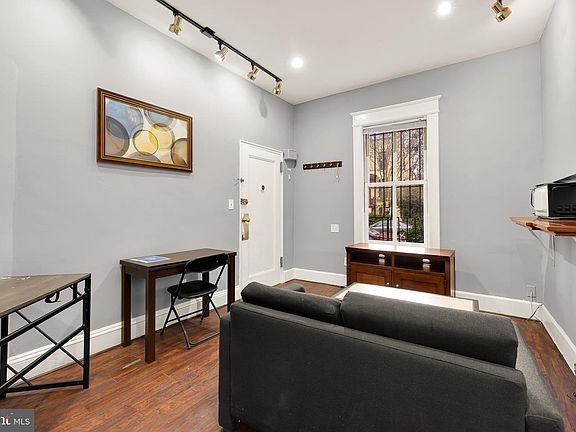 3rd image of 500 9th St SE