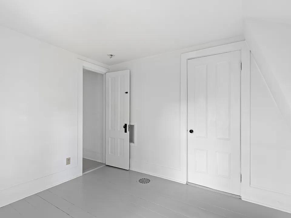 18 Agawam Rd