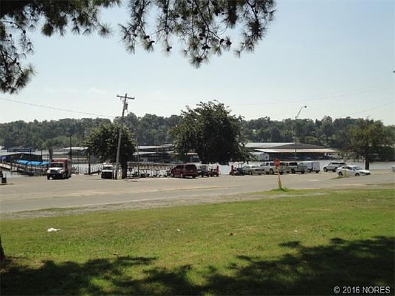 3rd image of 318 Lakeshore Dr