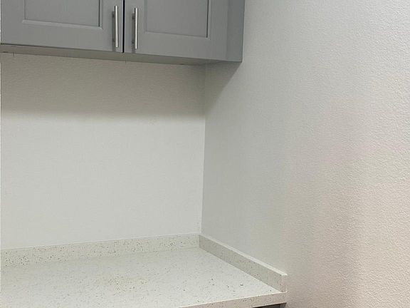 4th image of 633 S Barrington Ave APT 301