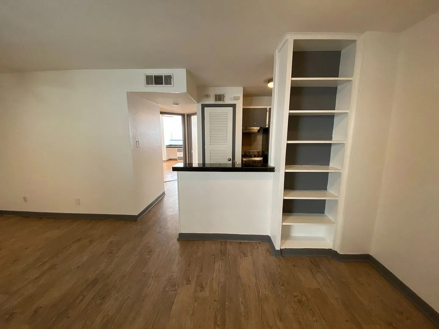 Available: 2 Br-1 Ba Hyde Park Condo / Laminate Wood Floors / Close To Ut And Downtown — Photo 3