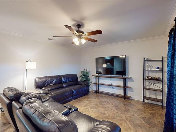 3rd image of 561 Gardenia St