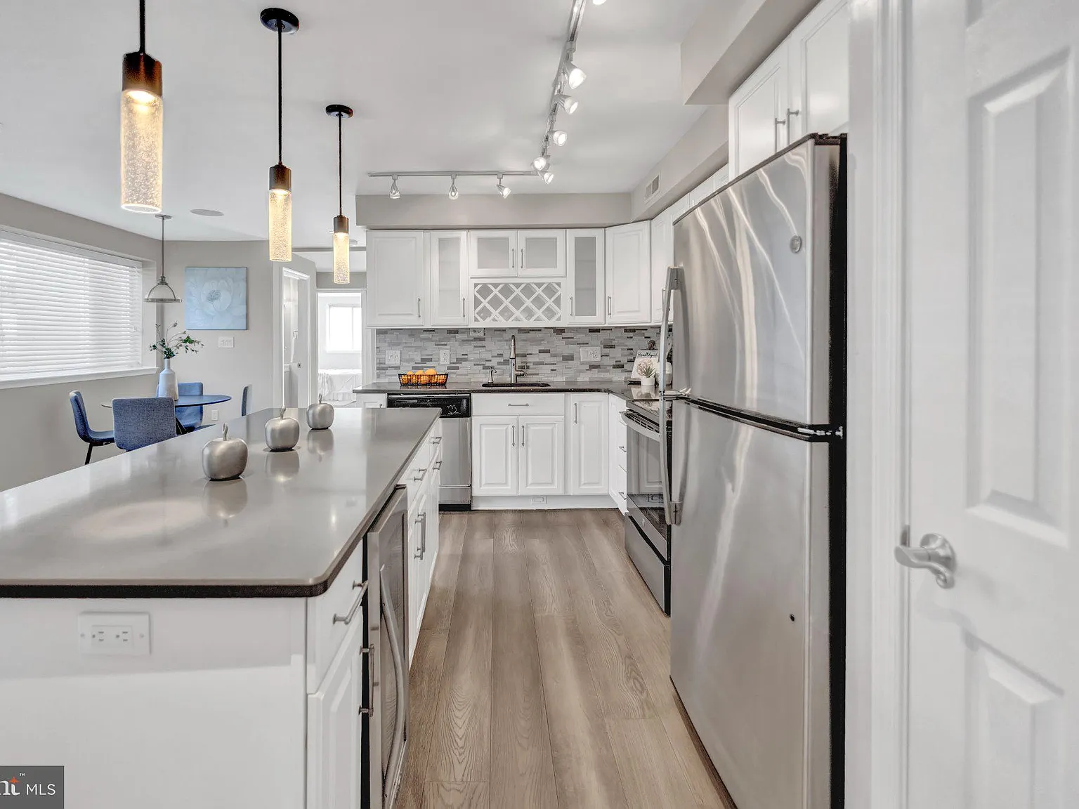 2 bed, 2.0 bath, 929 sqft, $2,450 — Photo 3