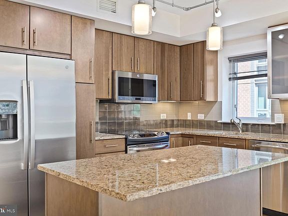 3rd image of 1025 1st St SE APT 415