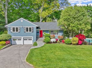 6 Mohegan Ln, Rye Brook, NY 10573