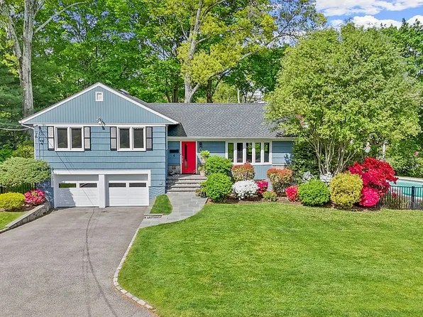 6 Mohegan Ln, Rye Brook, NY 10573