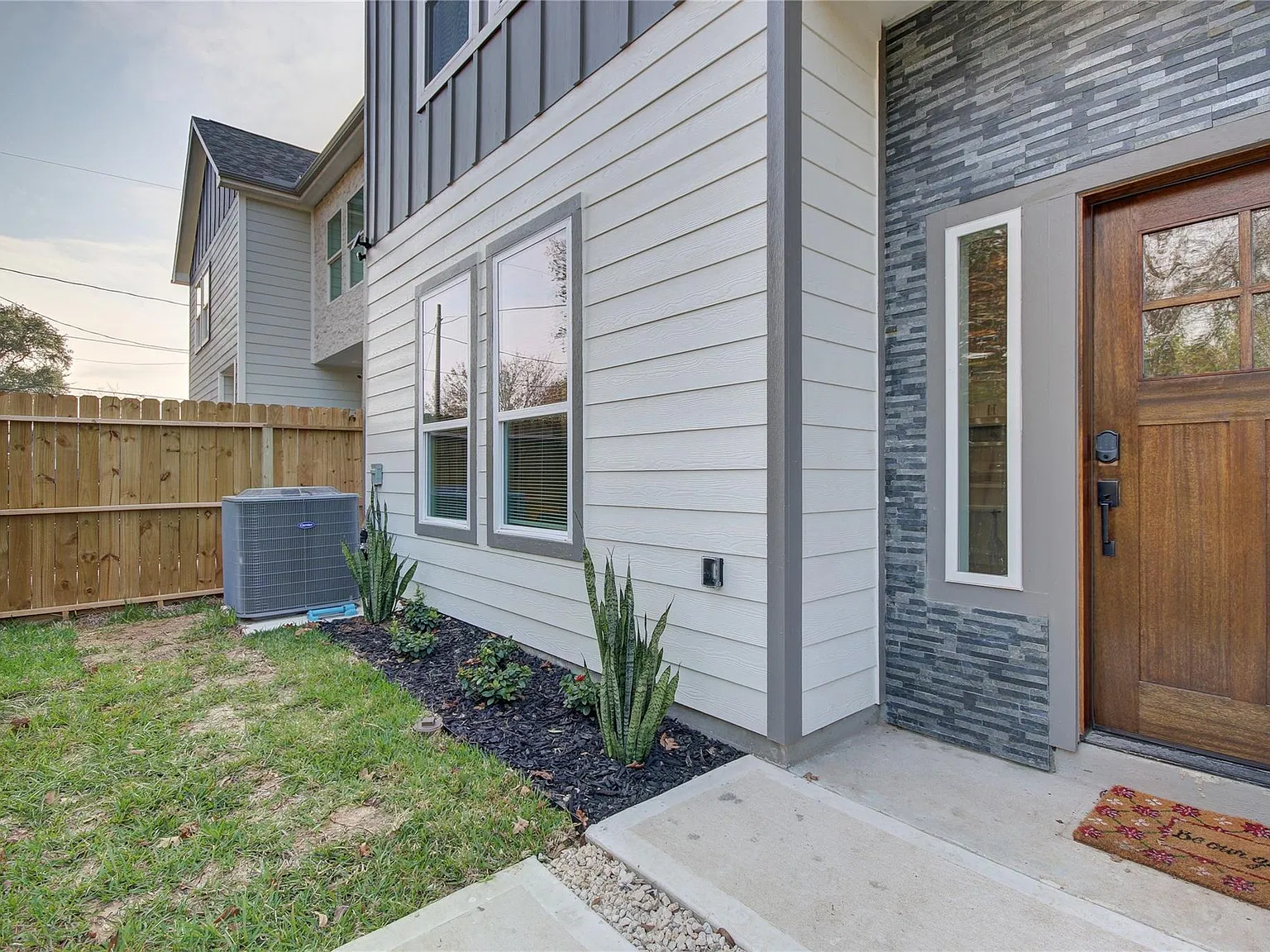 3 bed, 2.5 bath, 1901 sqft, $2,100 — Photo 4