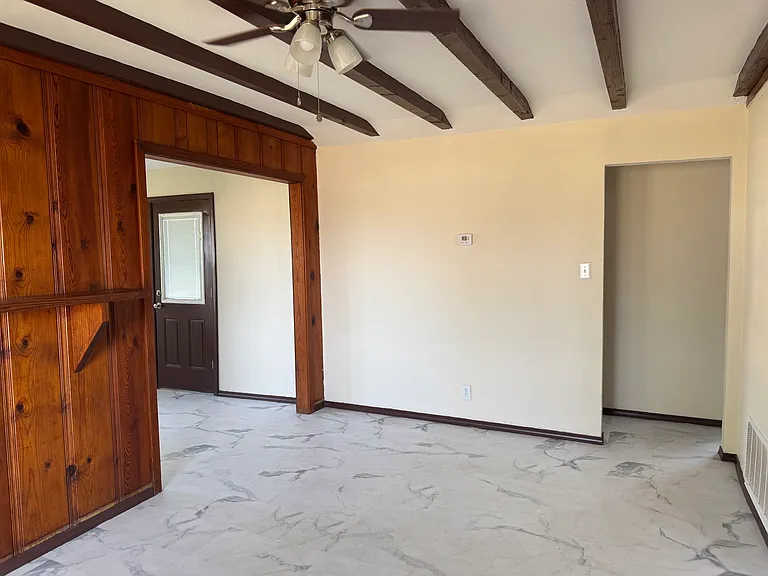 607 W Poplar St — Photo 10