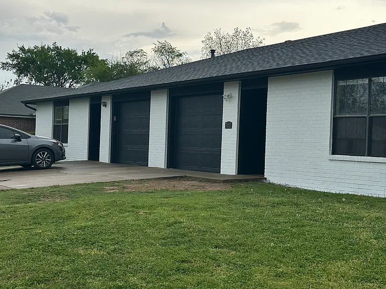 704 E Eastview Dr — Photo 1