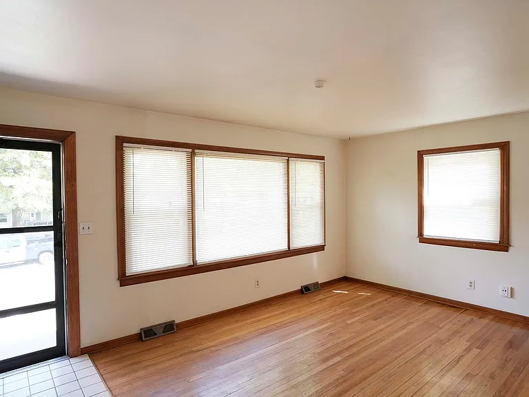 5540 N Garfield Ave — Photo 2