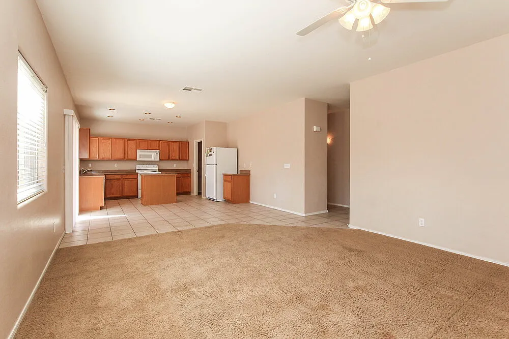 3 bed, 2.5 bath, 2220 sqft, $2,425 — Photo 4