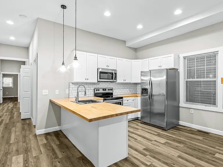 1112 E Spring St #1 — Photo 6