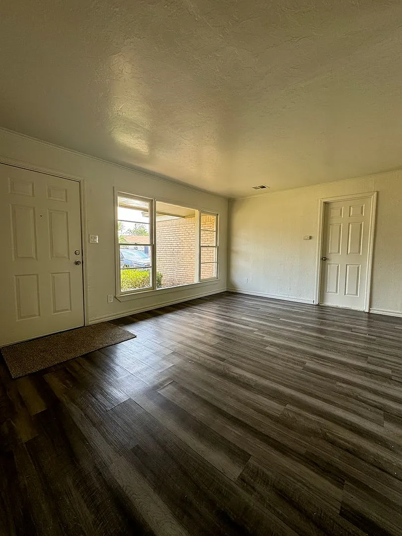 3 Bedroom Home in Del City with fresh paint & new carpet! — Photo 2
