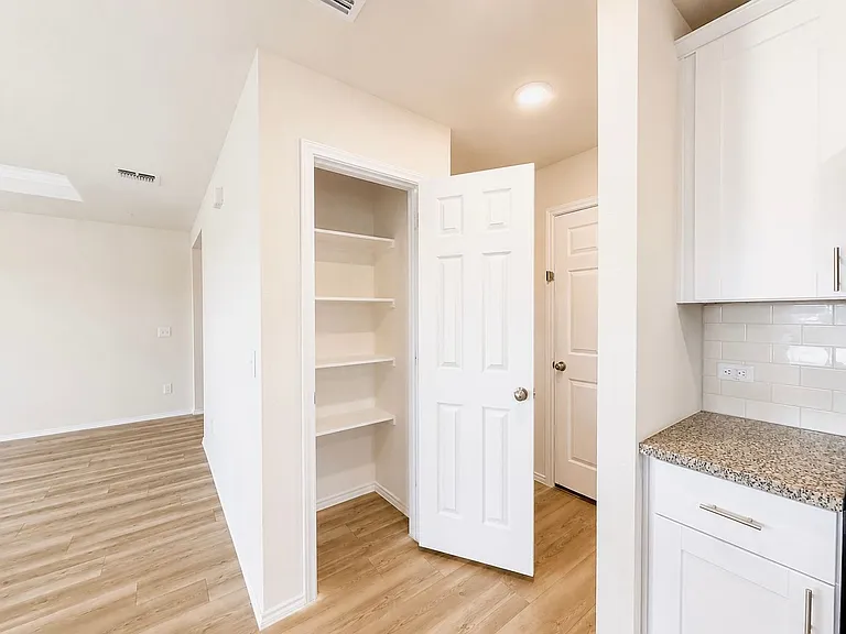 4533 Greenham Ln — Photo 10