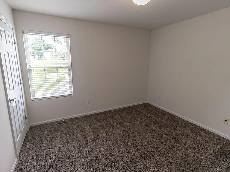 3306 E Saint Charles Rd — Photo 24
