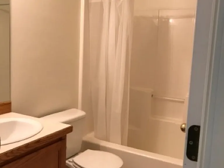 555 Parkwood Dr — Photo 7