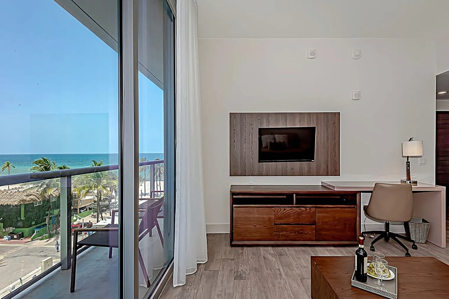 1 bed, 1.0 bath, 742 sqft, $4,429 — Photo 3