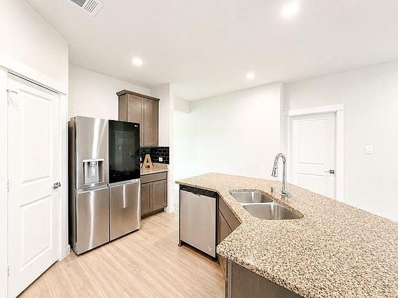 4th image of 323 Bennett St