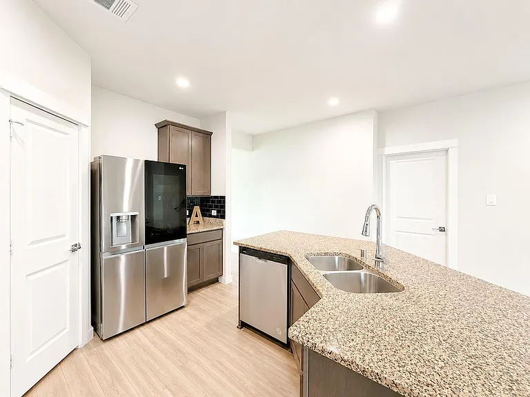 323 Bennett St — Photo 4