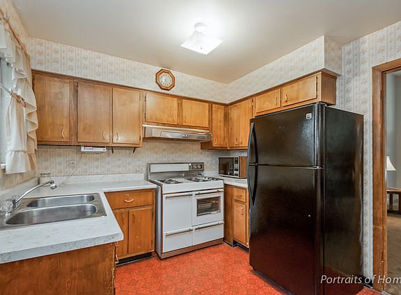 5th image of 1038 S Villa Ave