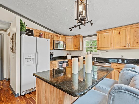 3rd image of 1208 Lakeside Dr