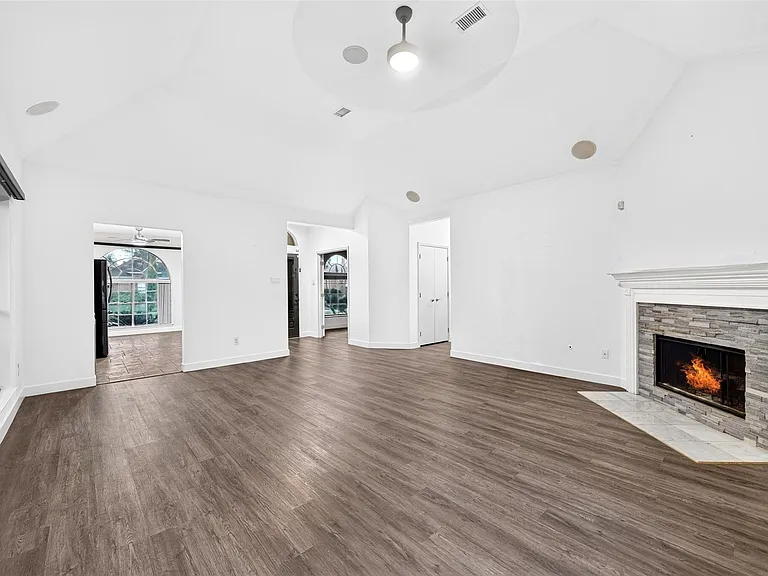 18610 Autumn Hills Dr — Photo 13