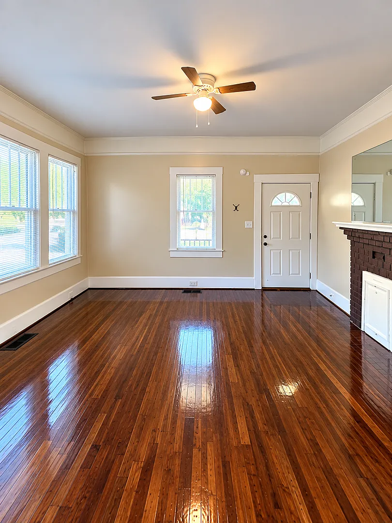 Spacious and charming 3-bedroom home located in Columbia's established Eau Claire area! — Photo 4