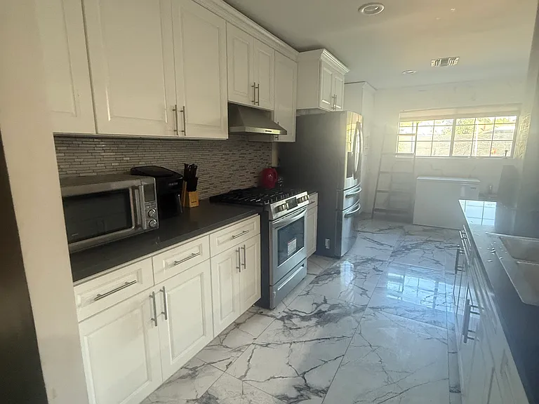 8632 Tyrone Ave — Photo 5