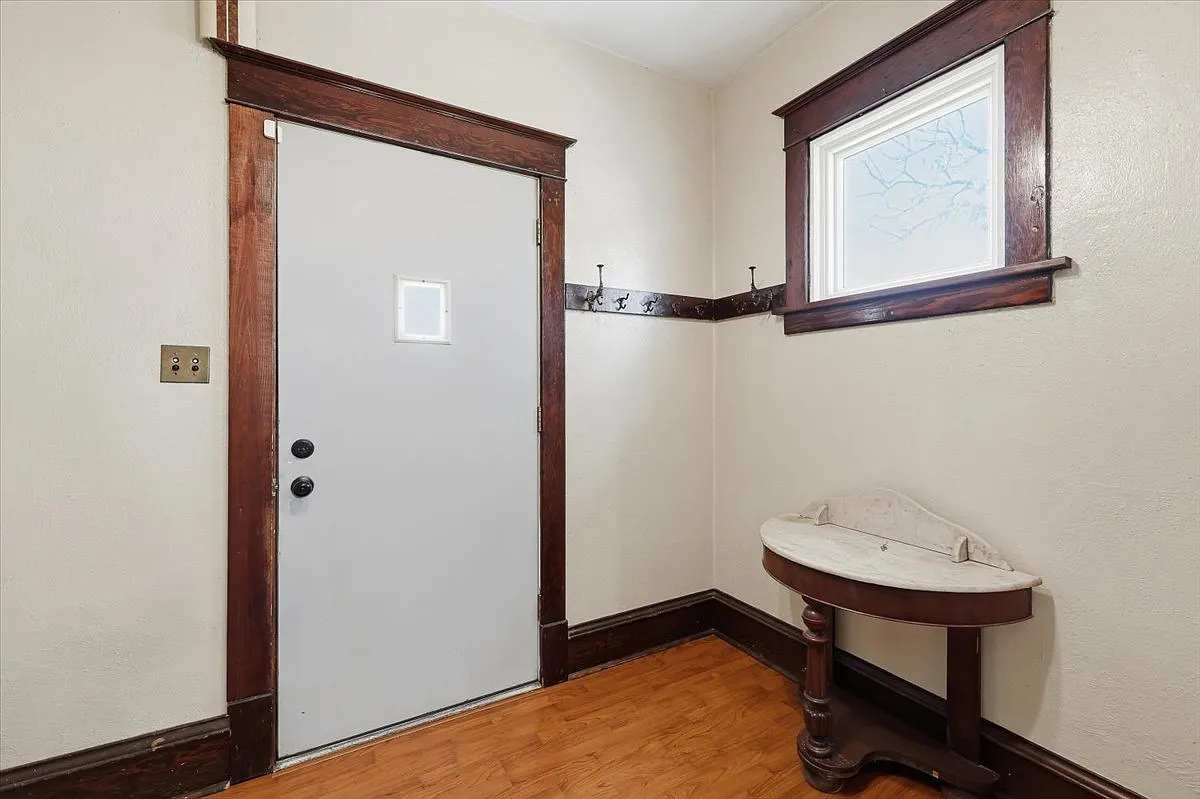 4 bed, 2104 sqft, $2,400 — Photo 3