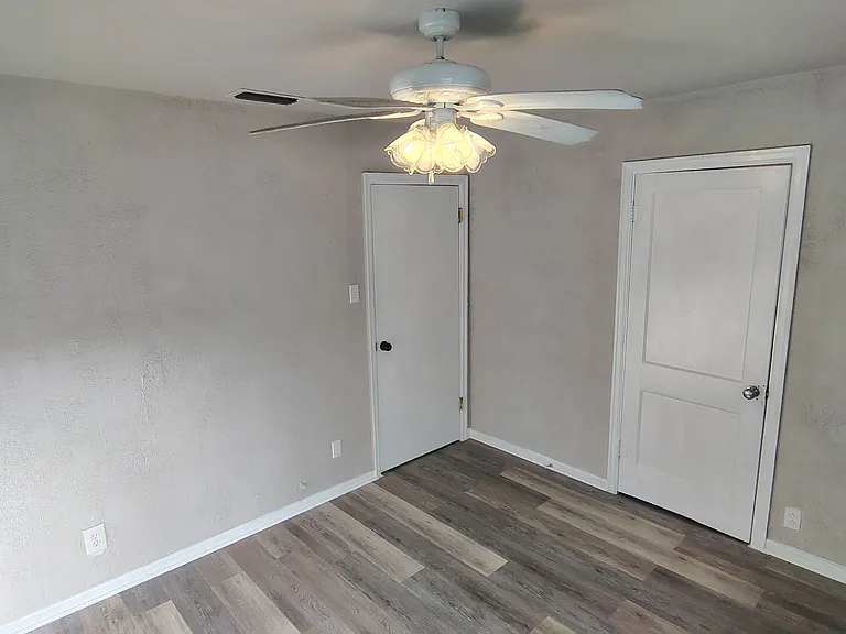 625 W Avenue D — Photo 9