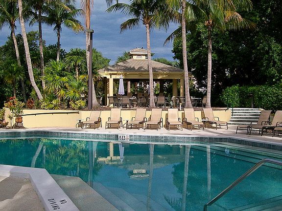 Resort Pool & Tiki Bar