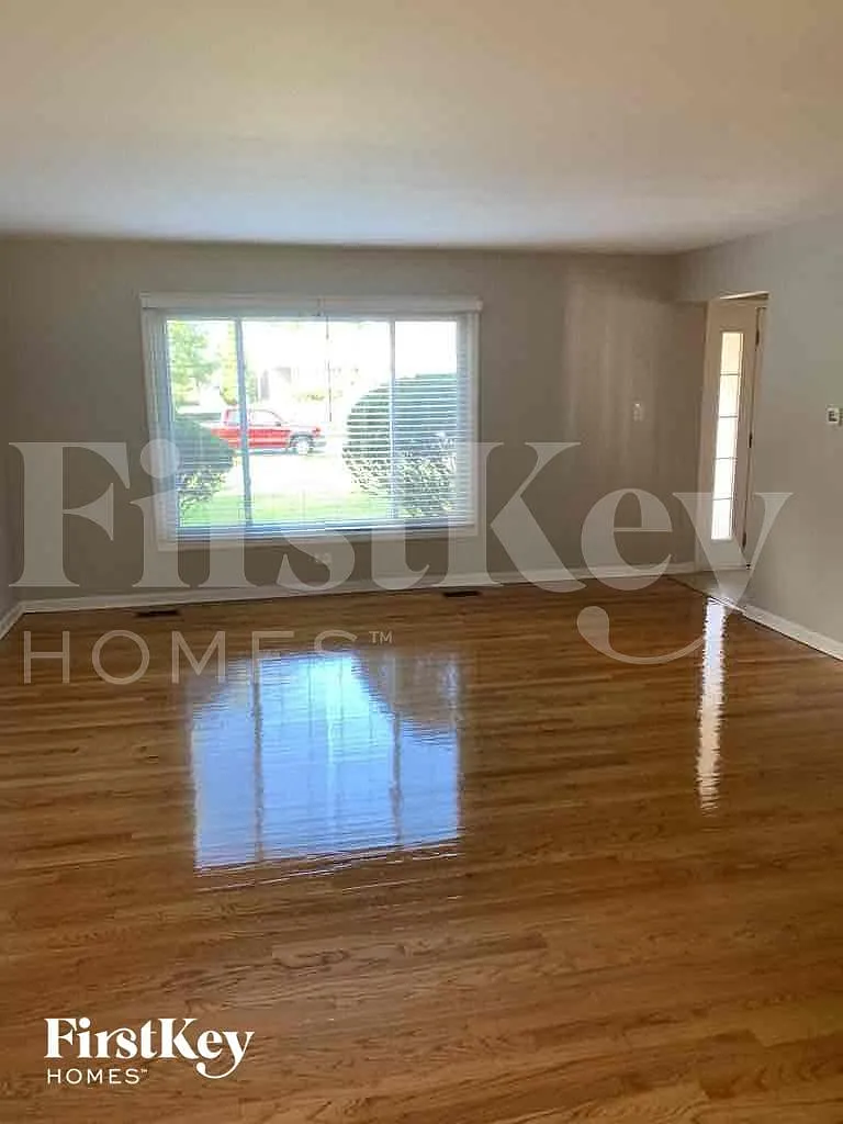 5 bed, 2.5 bath, 2760 sqft, $3,905 — Photo 3