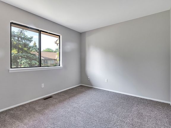 4th image of 27696 Trailbrooke Cir