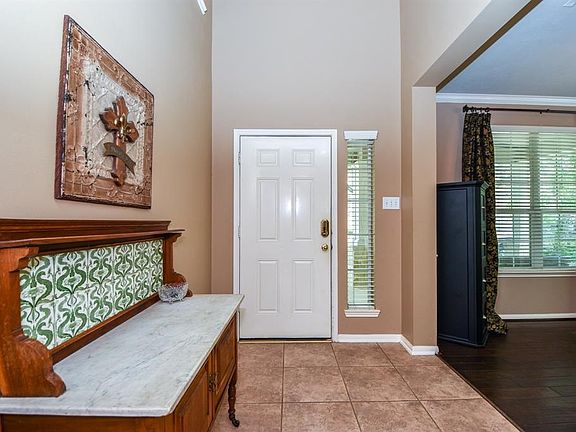 Spacious, inviting front entryway