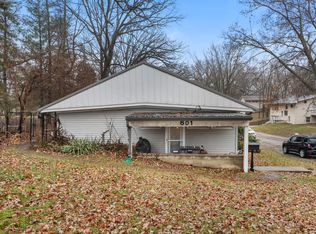 601 W Clay St, Clinton, IL 61727