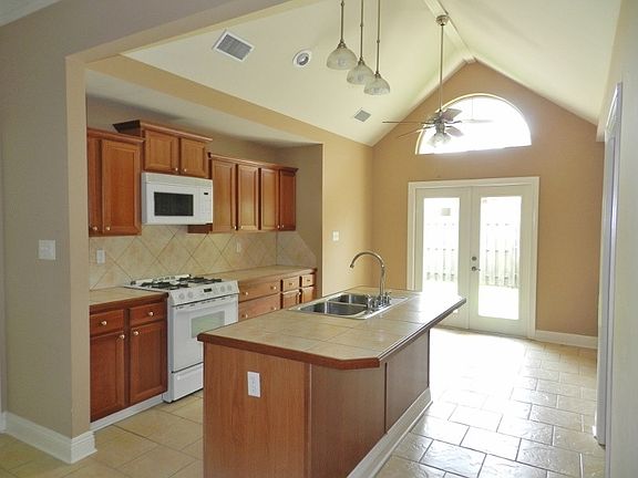 5th image of 700 Southlake Cir