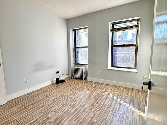 4th image of 463 W 43rd St