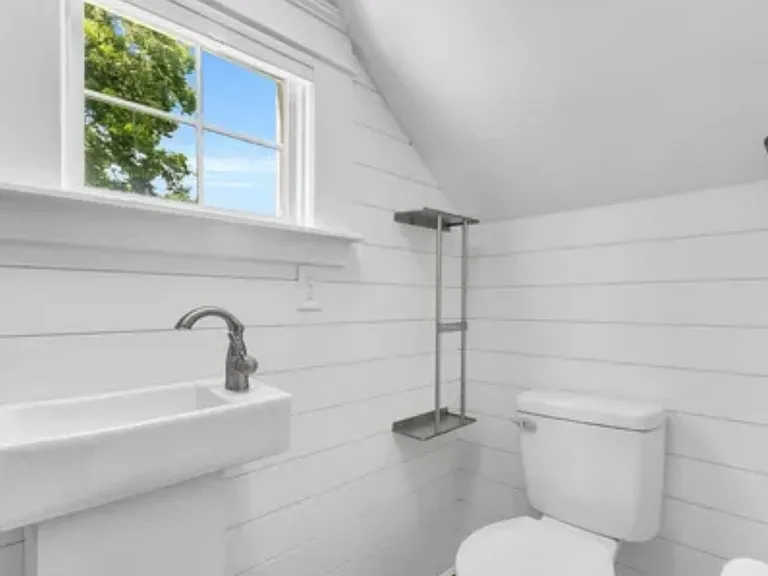 106 Grace St — Photo 16