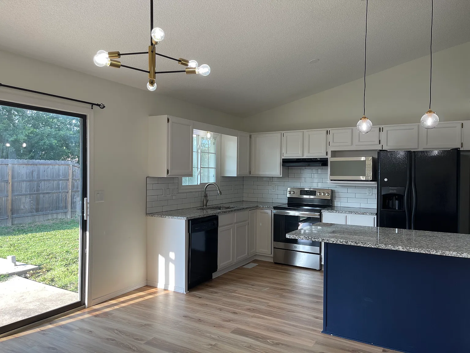 3 bed, 1835 sqft, $2,095 — Photo 3