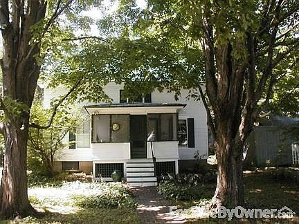 P has sun in morning &shade in afternoon
						:
						Lovely for coffee in AM + a cool sip in PM
A quiet & peaceful spot