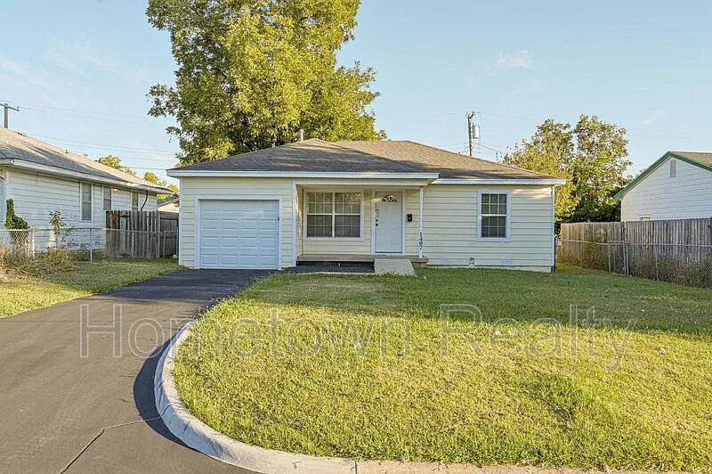 4 bed, 1.0 bath, 1100 sqft, $995 — Photo 2