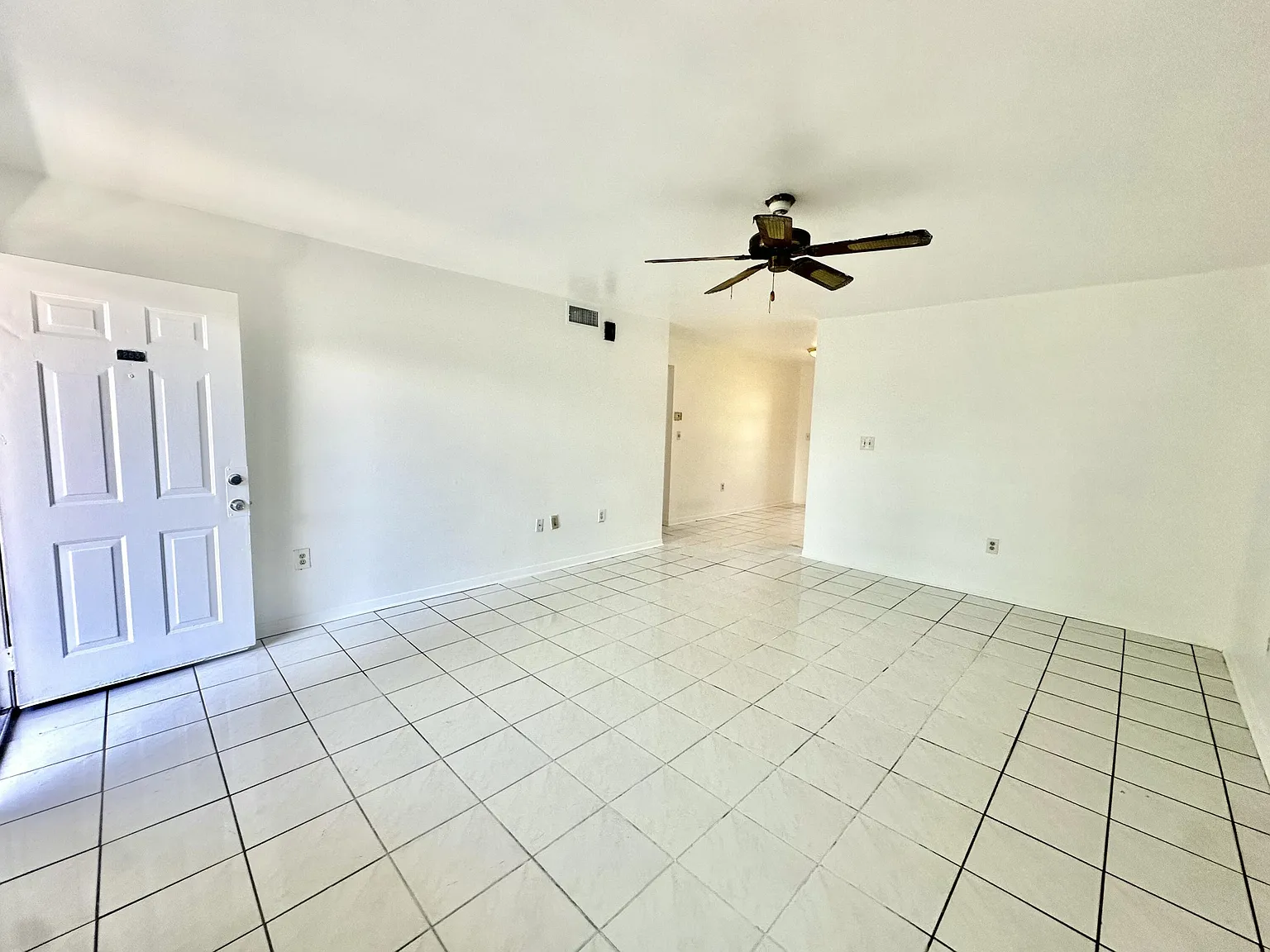 2 bed, 2.0 bath, 940 sqft, $1,800 — Photo 2
